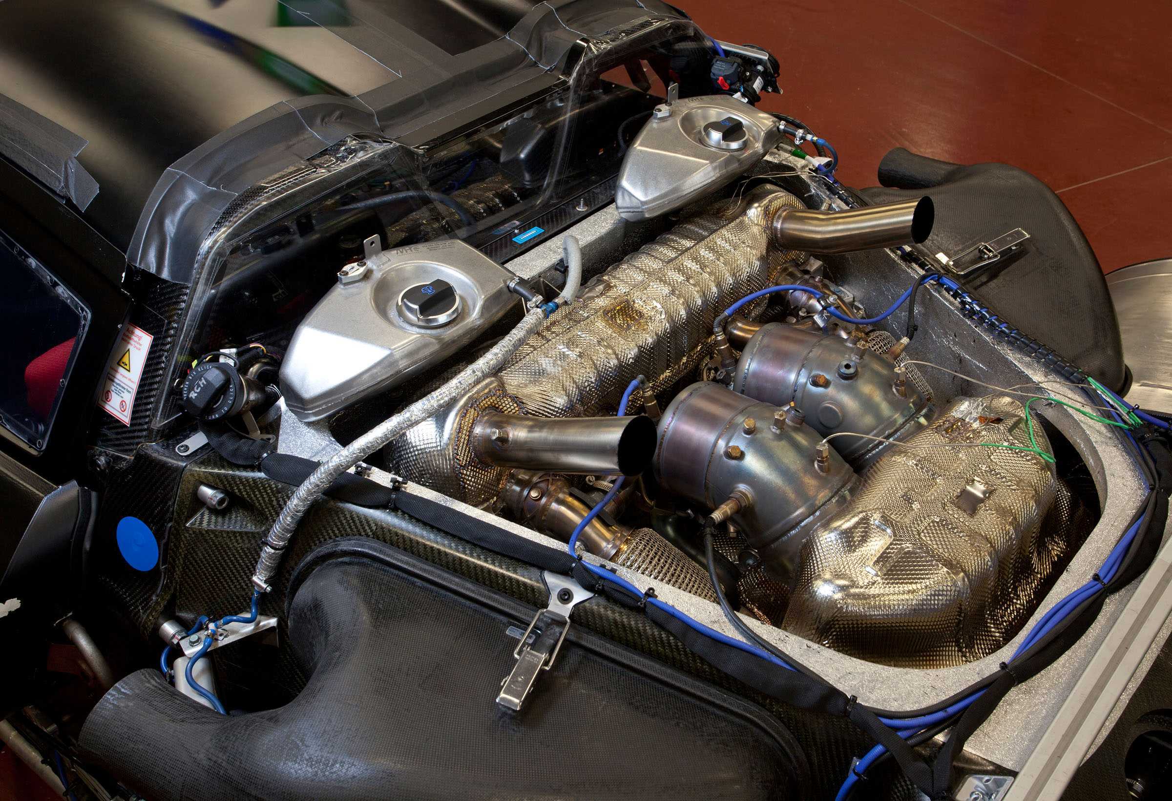 Die Auspuffanlage des 4,6-Liter-V8-Motors ist aus thermischen Gründen innen im Zylinder V angeordnet und mündet nach oben