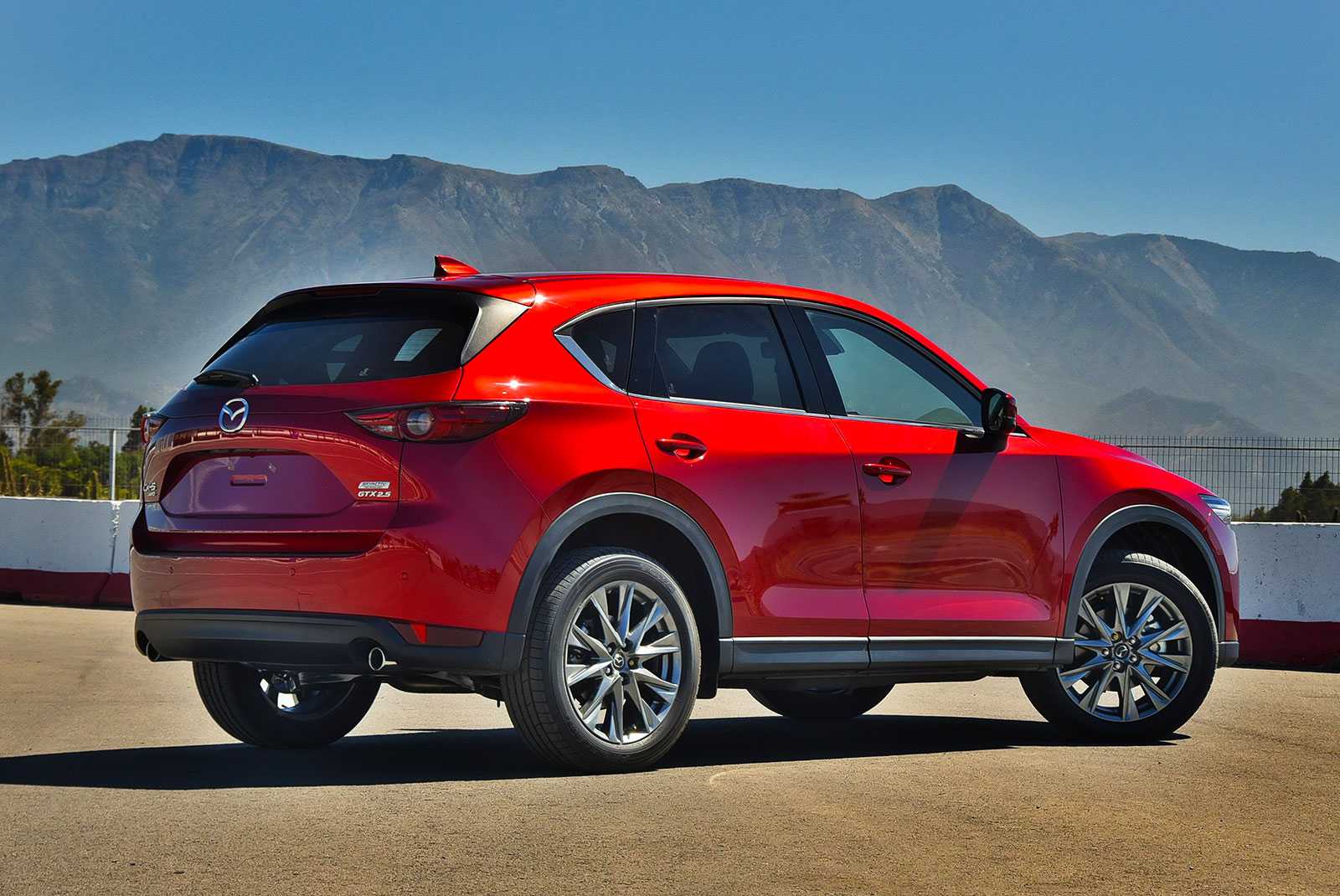 Mazda presenta en Chile nuevas versiones del MX5 y CX5