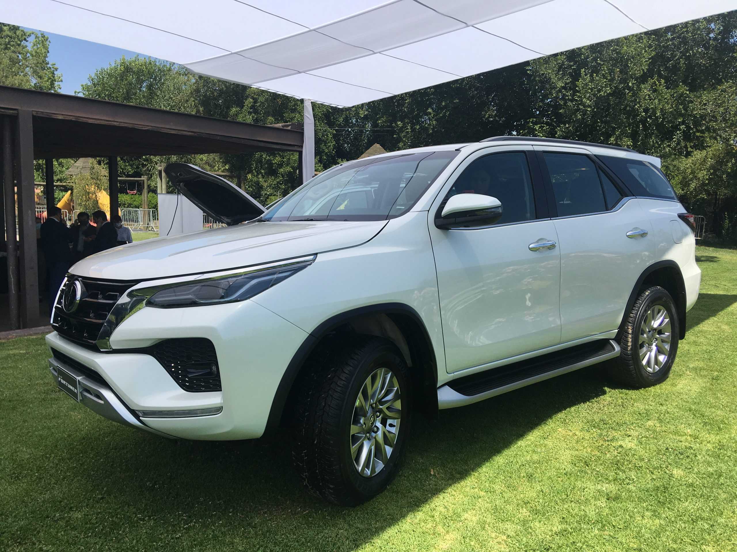 Compartir 475+ toyota fortuner blanca más reciente esthdonghoadian