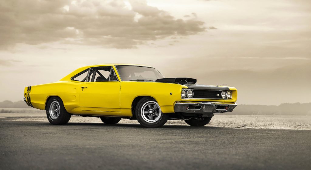 Una abeja que pica fuerte Dodge muestra el Charger Super Bee