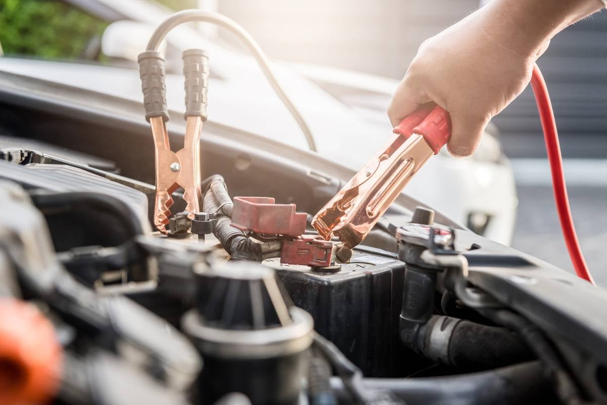 Cómo cambiar los cables de la batería de tu auto