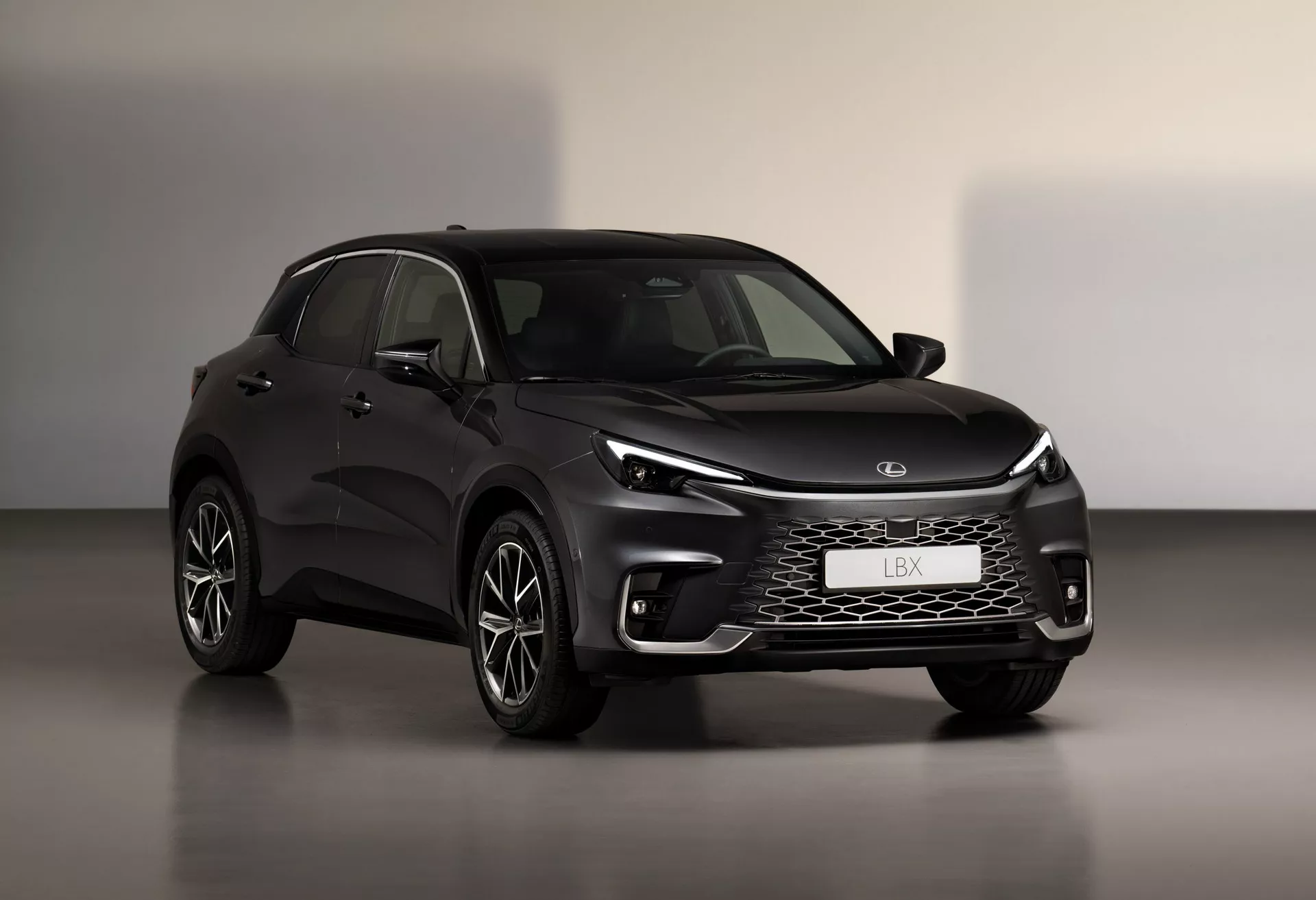 Lexus estrena su modelo de entrada LBX 2024