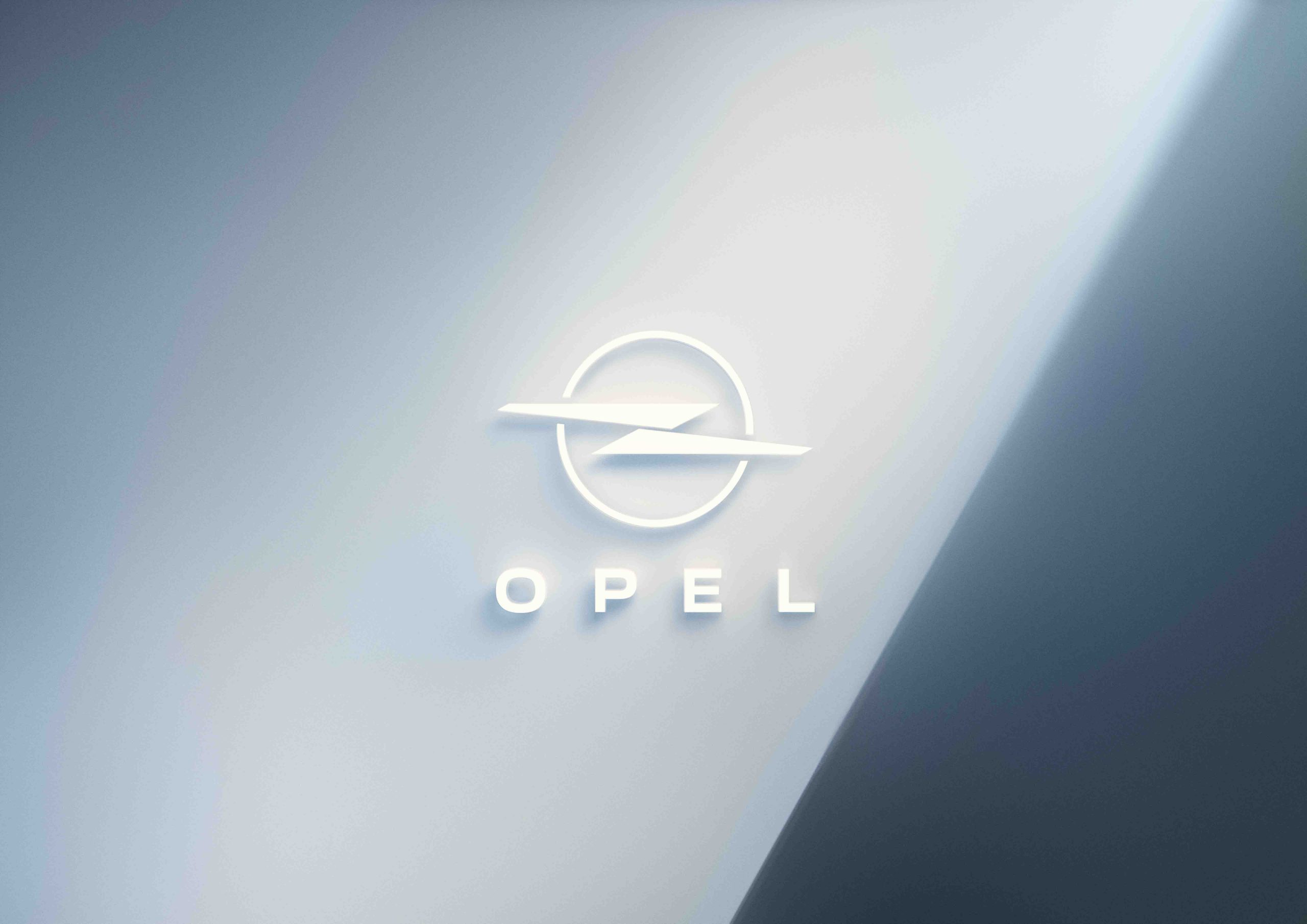 Opel presenta la renovación de su característico rayo