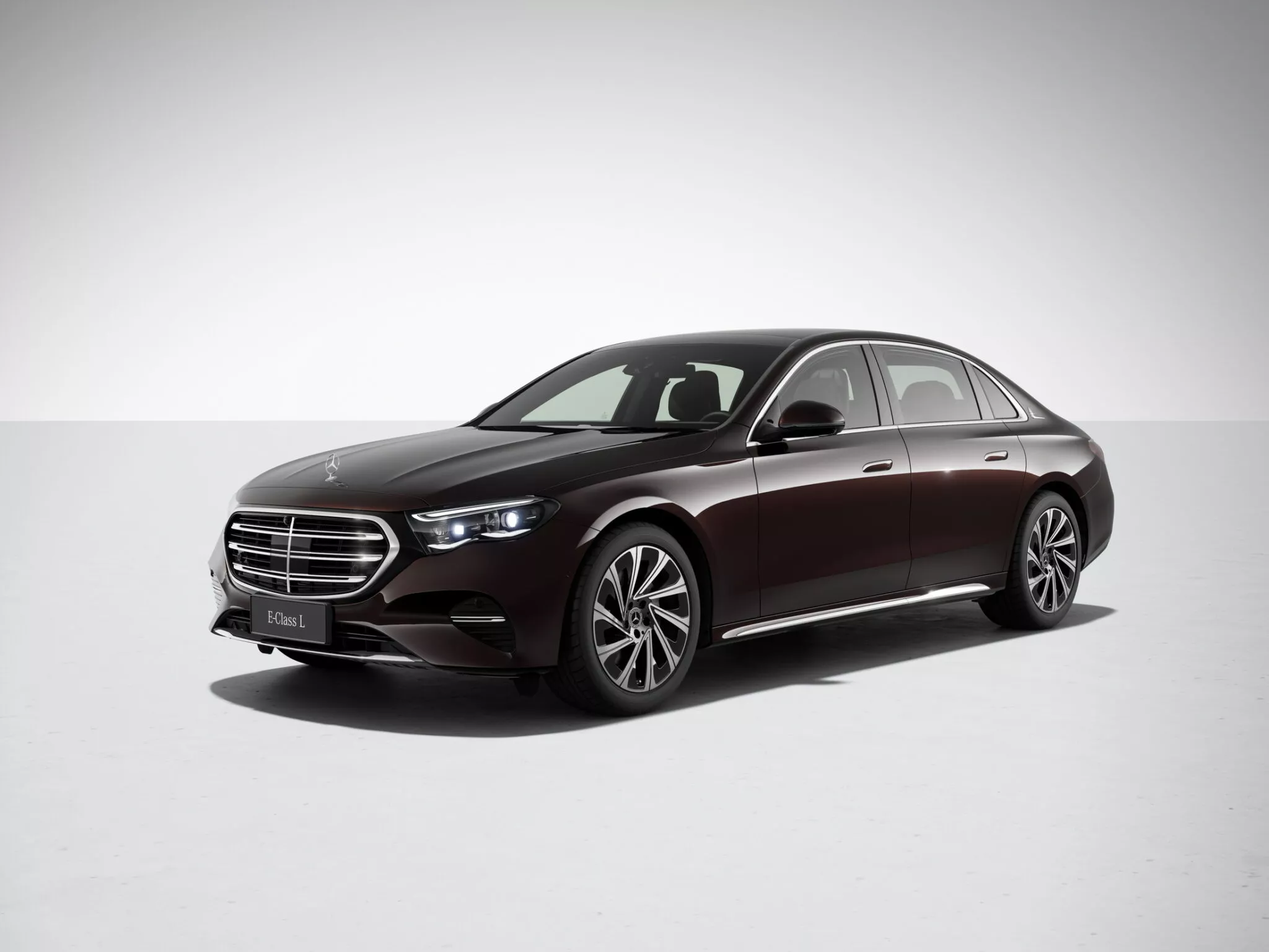 Mercedes Benz presenta el Clase E 2024 alargado para el mercado chino
