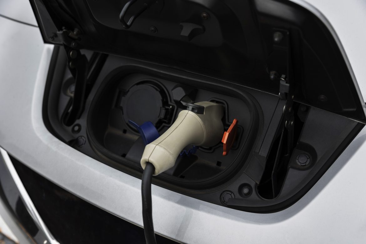 Vehículo eléctrico cargando