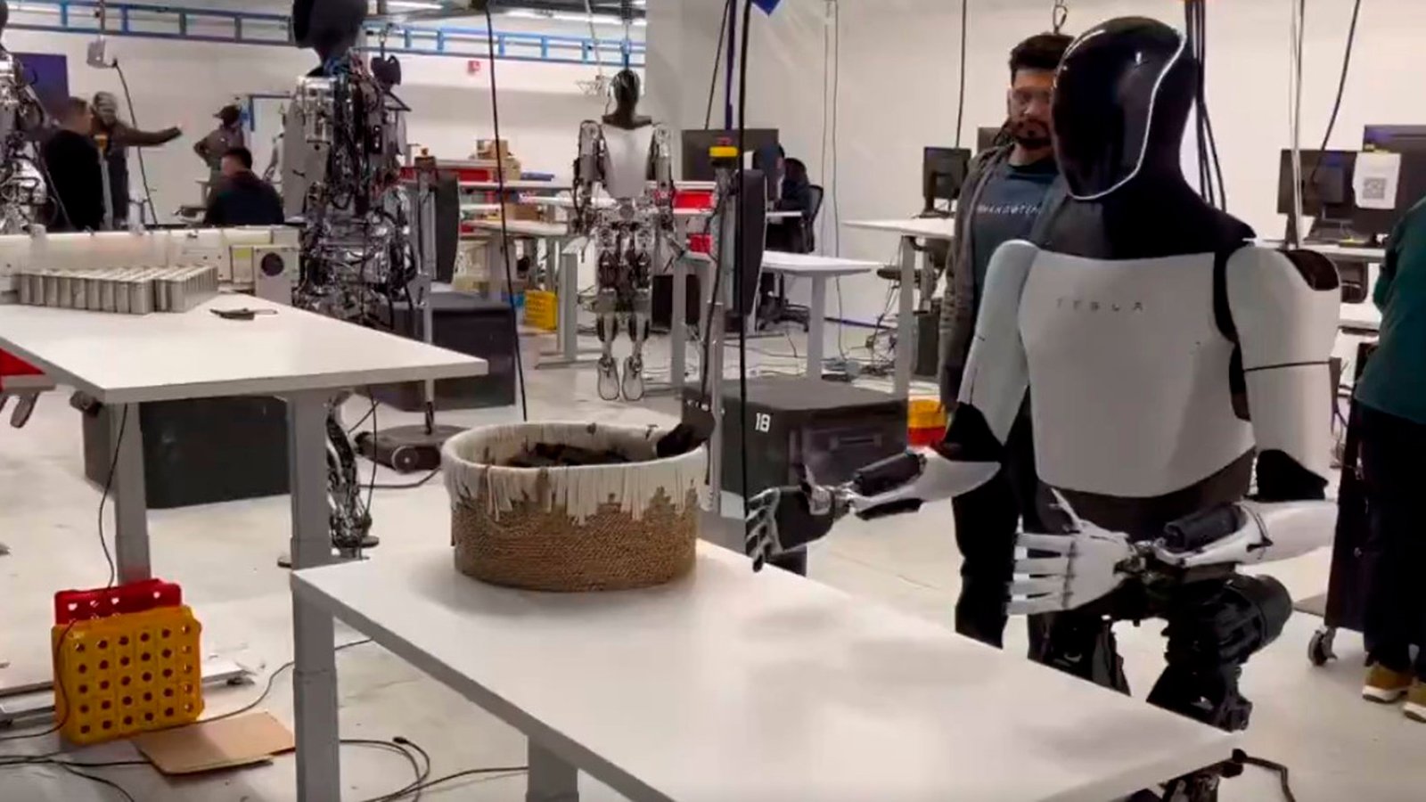 Confirmado tesla utilizar en 2025 robots humanoides