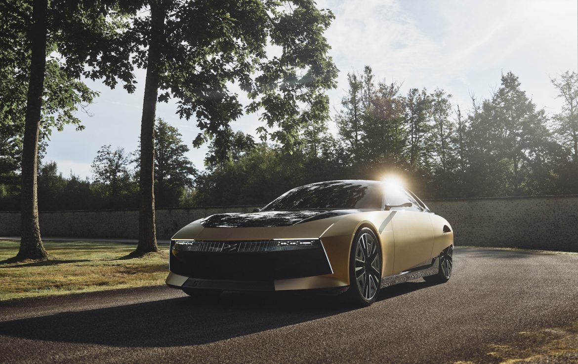 Citroën festeja 10 años de DS con el debut del SM retrofuturista