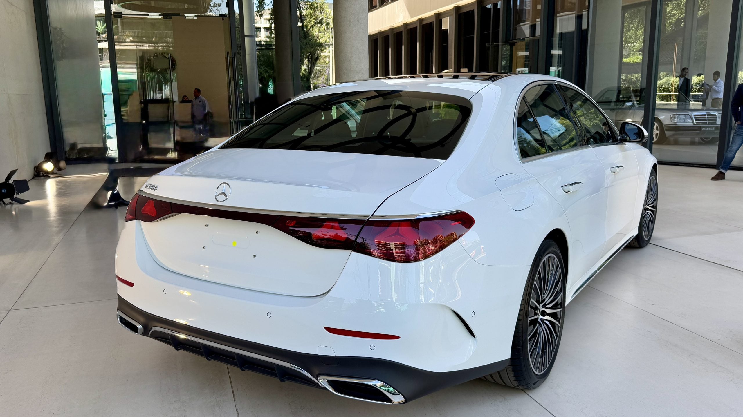 Dimos un vistazo en el interior del nuevo Mercedes-Benz Clase-E 2017 | A  Bordo | Univision, image size:2560x1438