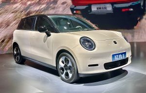 El Yiwei 3 es un citycar eléctrico que JAC produce desde 2023. Estuvo presente en la ceremonia conjunta de JAC y Gildemeister, aunque no fue develado.