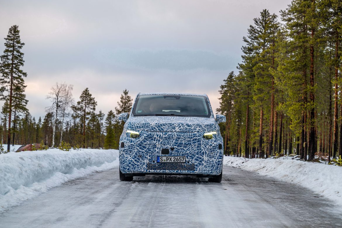 Neue Mercedes-Benz Großraumlimousinen meistern Wintererprobung am PolarkreisNew Mercedes-Benz MPVs master winter testing in the Arctic Circle