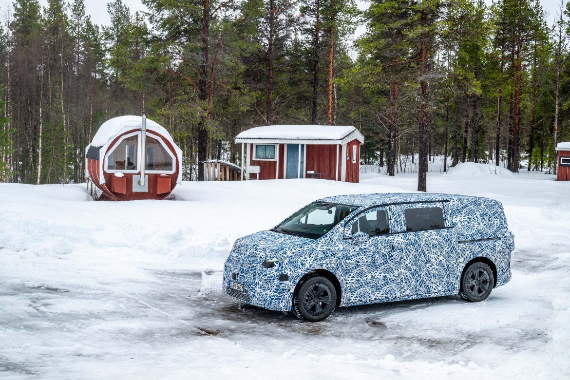 Neue Mercedes-Benz Großraumlimousinen meistern Wintererprobung am PolarkreisNew Mercedes-Benz MPVs master winter testing in the Arctic Circle