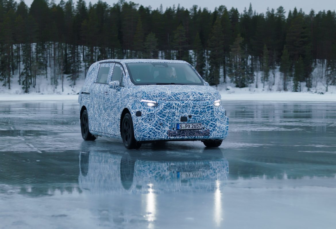 Neue Mercedes-Benz Großraumlimousinen meistern Wintererprobung am PolarkreisNew Mercedes-Benz MPVs master winter testing in the Arctic Circle