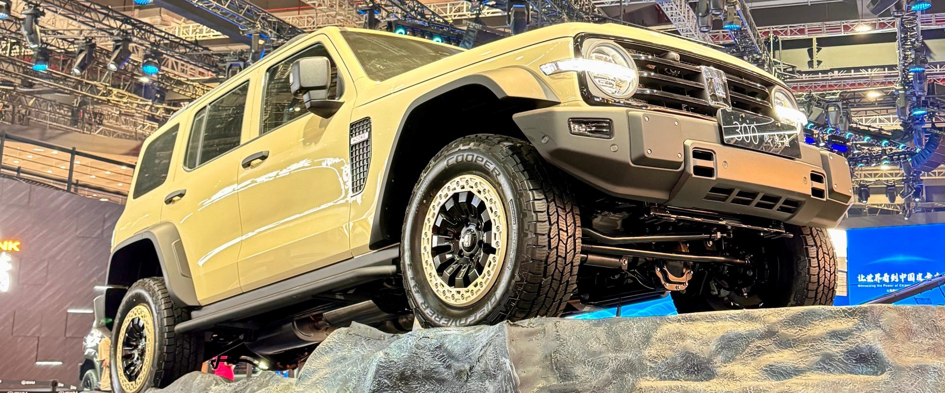 Tank 300 Hooke Edition