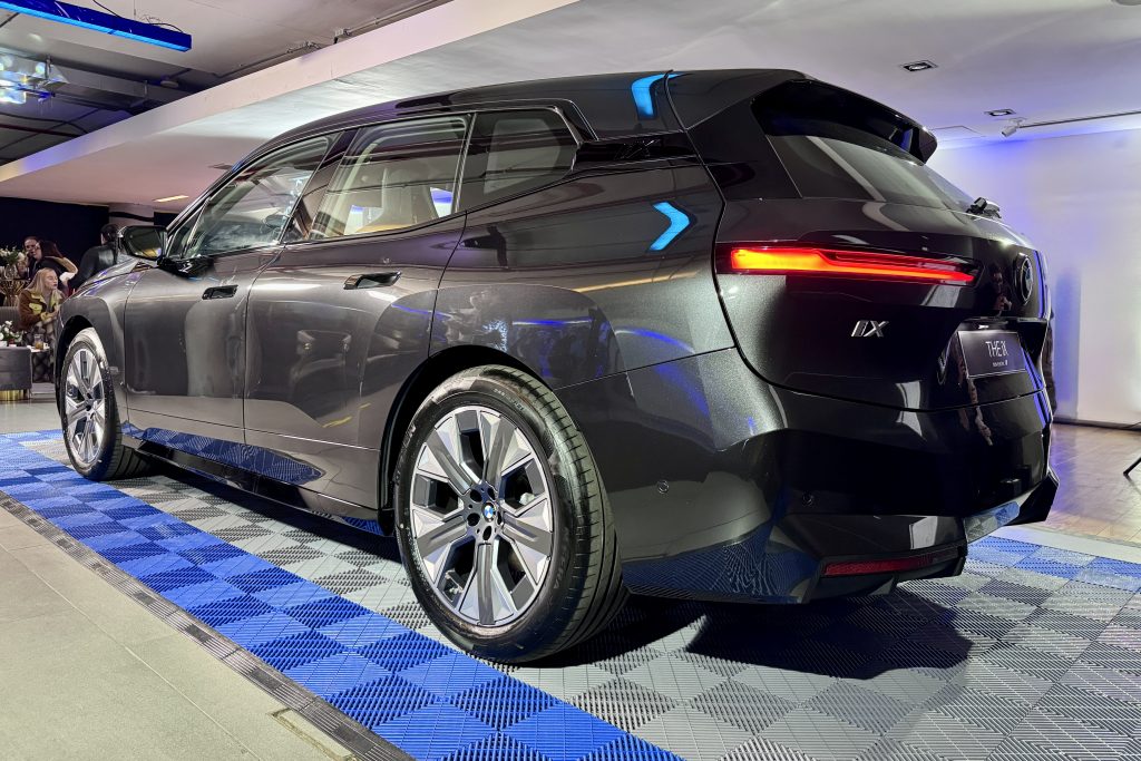 BMW iX