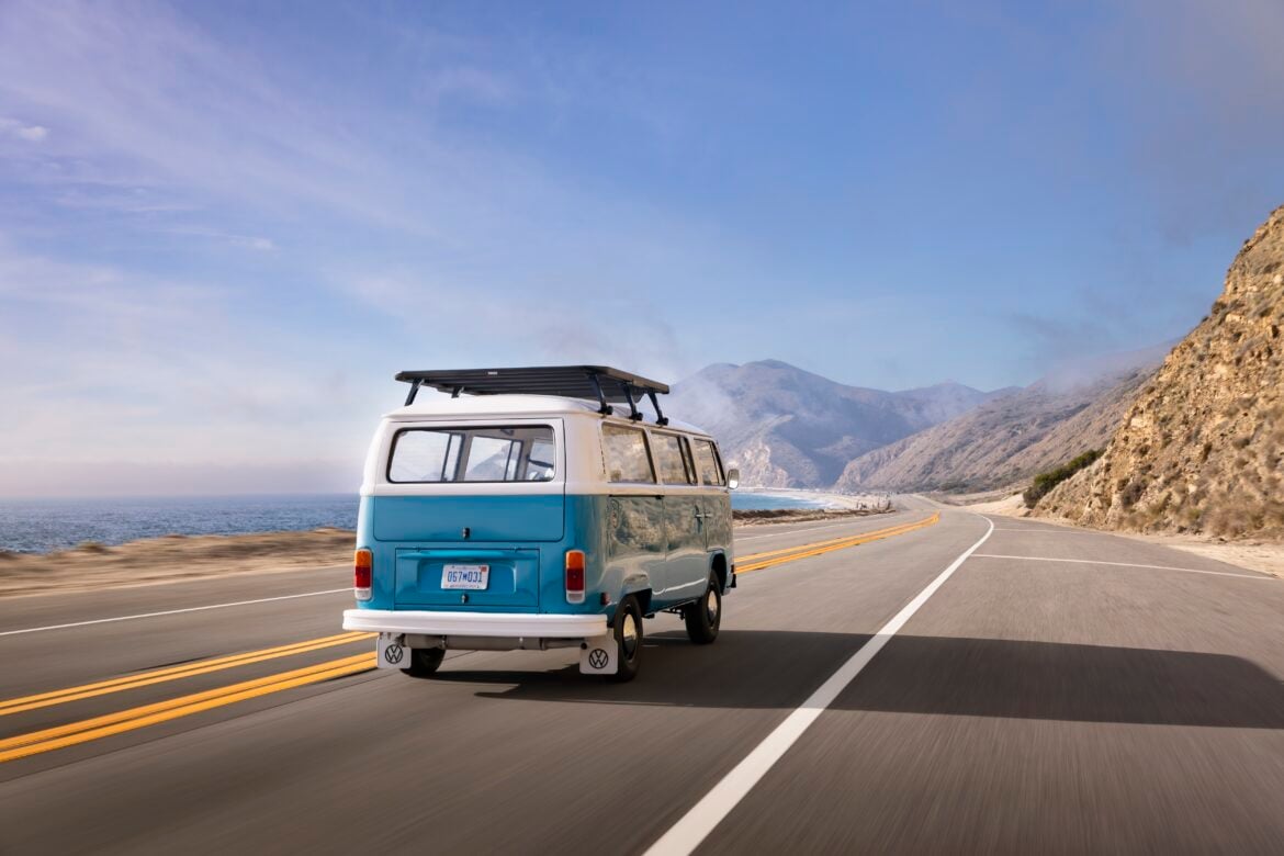 Kombi Rutamotor 19709-1977-vw-bus-azul-running-sam-dobbins-2025-jd-5575-edit