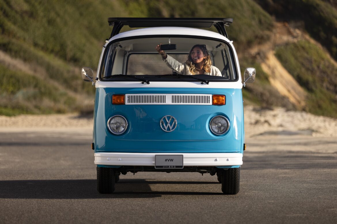 Kombi Rutamotor 19717-1977-volkswagen-bus-azul-more-than-productions-4236