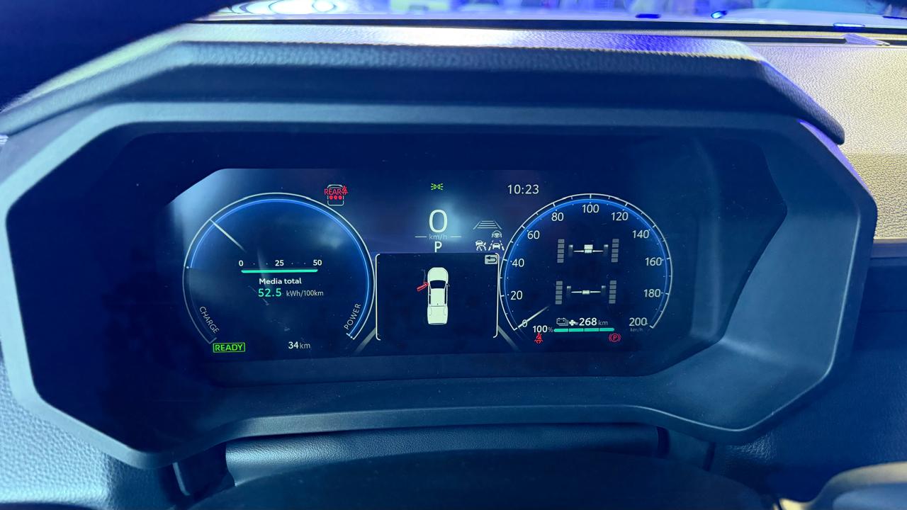 Toyota Hilix eléctrica Rutamotor at 13.55.31 (1)