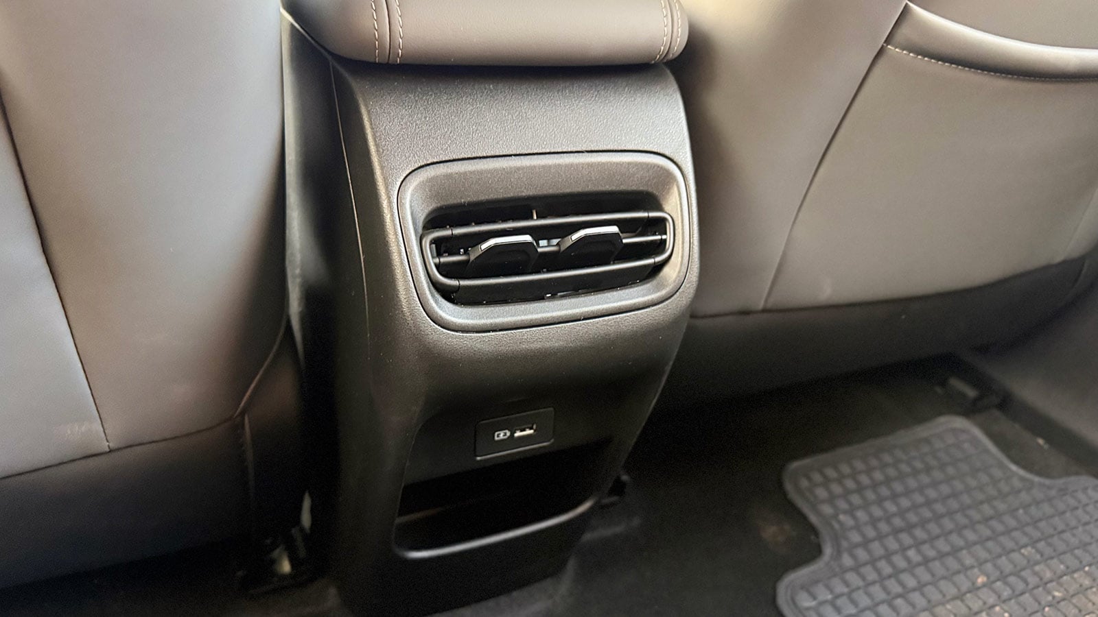 geely-ex2-rutamotor-2026-11