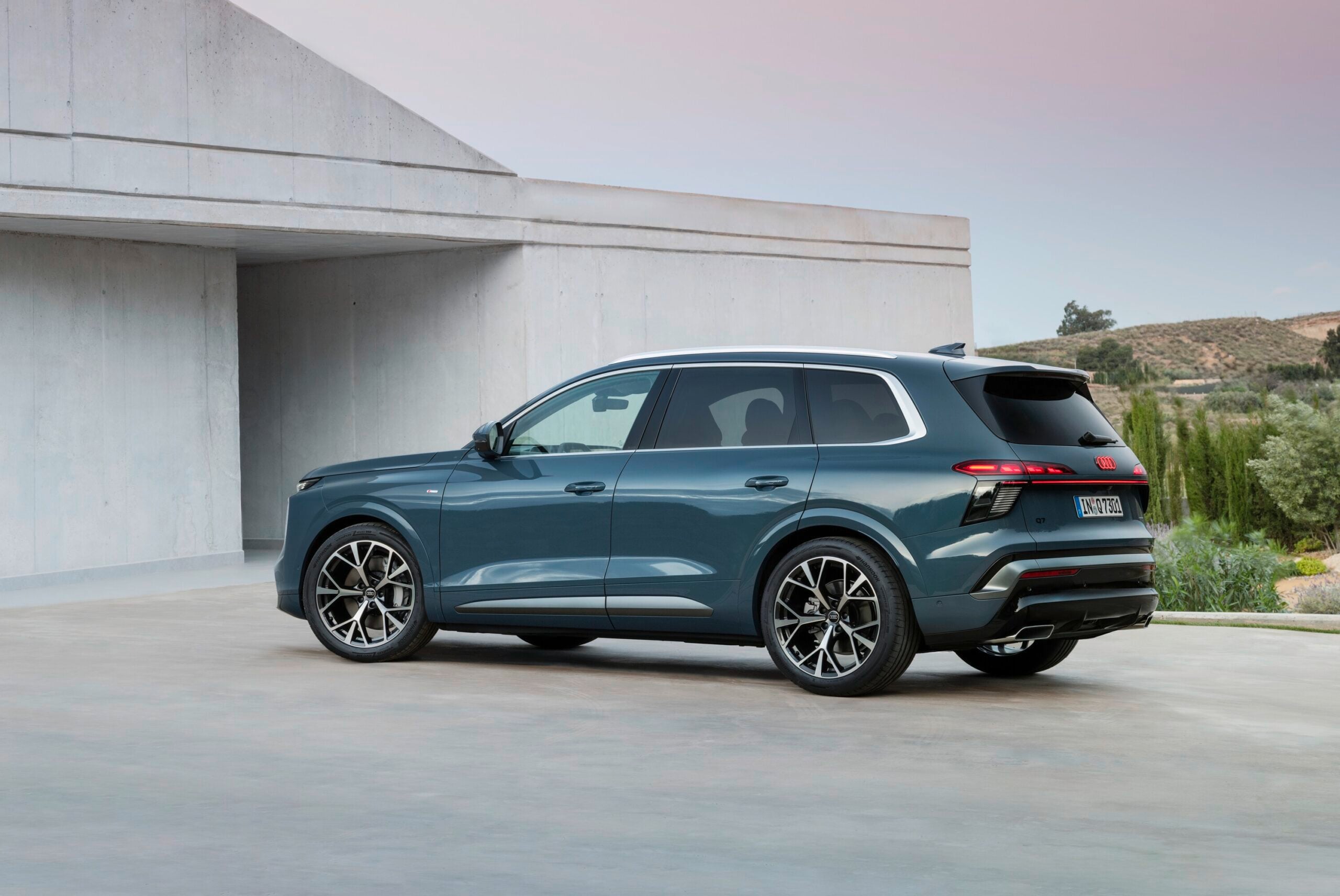Alopias blue metallic, static photo, exterior, side view