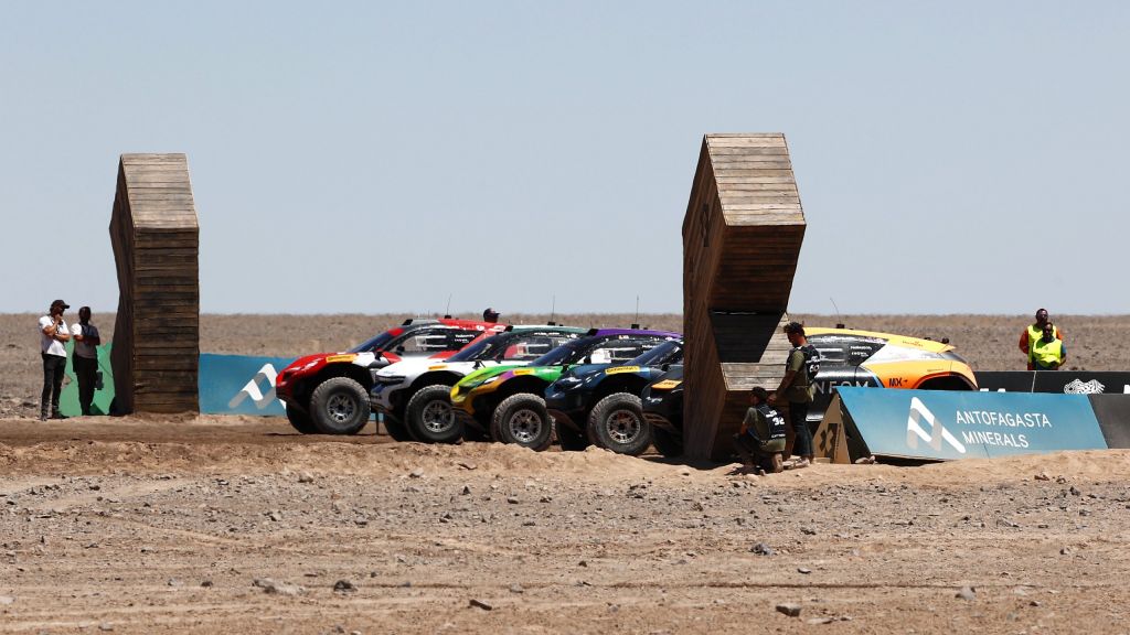 Laia Sanz (ESP) / Carlos Sainz (ESP), Acciona | Sainz XE Team, Sara Price (USA) / Kyle Leduc (USA), Chip Ganassi Racing, Cristina Gutierrez (ESP) / Sebastien Loeb (FRA), Team X44, Klara Andersson (SWE) / Nasser Al-Attiyah (QAT), Abt Cupra XE, and Emma Gilmour (NZL) / Tanner Foust (USA), NEOM McLaren Extreme E, at the start line