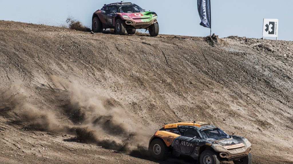 Emma Gilmour (NZL) / Tanner Foust (USA), NEOM McLaren Extreme E, leads Tamara Molinaro (ITA) / Timo Scheider (DEU), Xite Energy Racing