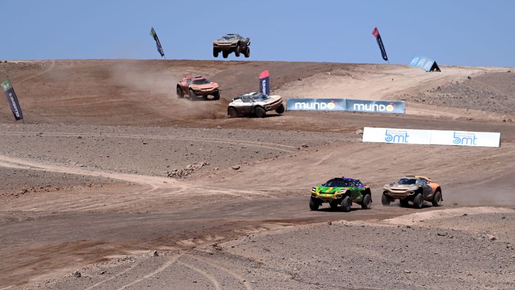 Cristina Gutierrez (ESP) / Sebastien Loeb (FRA), Team X44, leads Emma Gilmour (NZL) / Tanner Foust (USA), NEOM McLaren Extreme E, followed by Sara Price (USA) / Kyle Leduc (USA), Chip Ganassi Racing, Laia Sanz (ESP) / Carlos Sainz (ESP), Acciona | Sainz XE Team, and Klara Andersson (SWE) / Nasser Al-Attiyah (QAT), Abt Cupra XE
