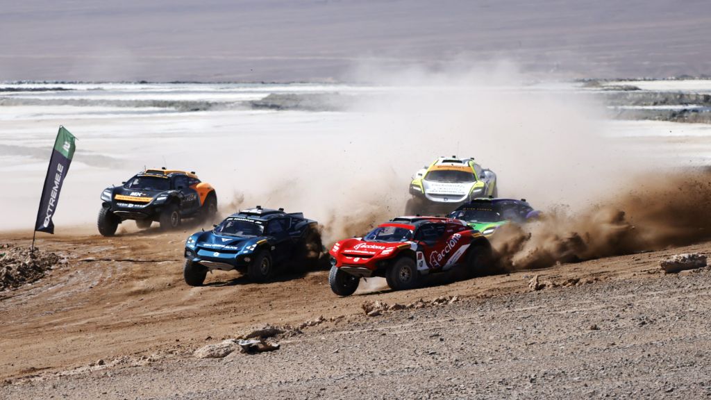 Laia Sanz (ESP) / Carlos Sainz (ESP), Acciona | Sainz XE Team, leads Klara Andersson (SWE) / Nasser Al-Attiyah (QAT), Abt Cupra XE, Cristina Gutierrez (ESP) / Sebastien Loeb (FRA), followed by Team X44, Hedda Hosas (NOR) / Kevin Hansen (SWE), JBXE, and Emma Gilmour (NZL) / Tanner Foust (USA), NEOM McLaren Extreme E